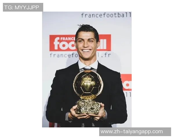 C罗分享最佳中东球员奖杯照感谢所有支持者的陪伴与鼓励
