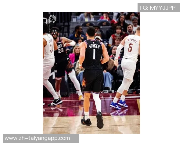 布克下半场狂砍29分却遗憾绝杀三分失手全场32分上半场表现惨淡仅得9中1